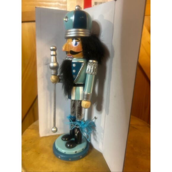 King Nutcracker with Crown new in open box (5986) - Picture 4 of 8